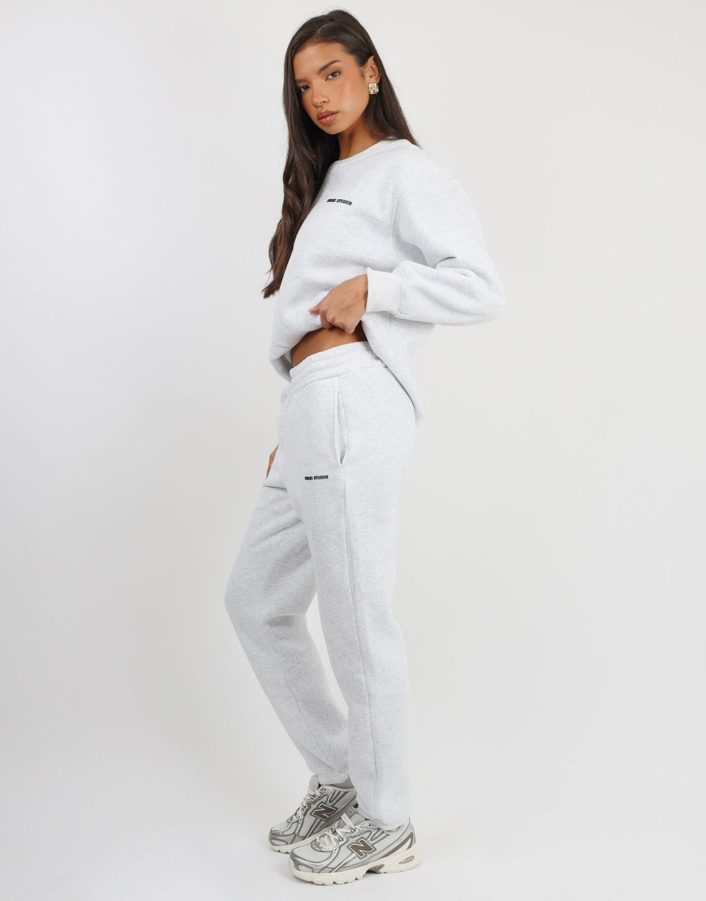 Ashby Simmi Studios Essentials Sweatshirt in Pebble Grey