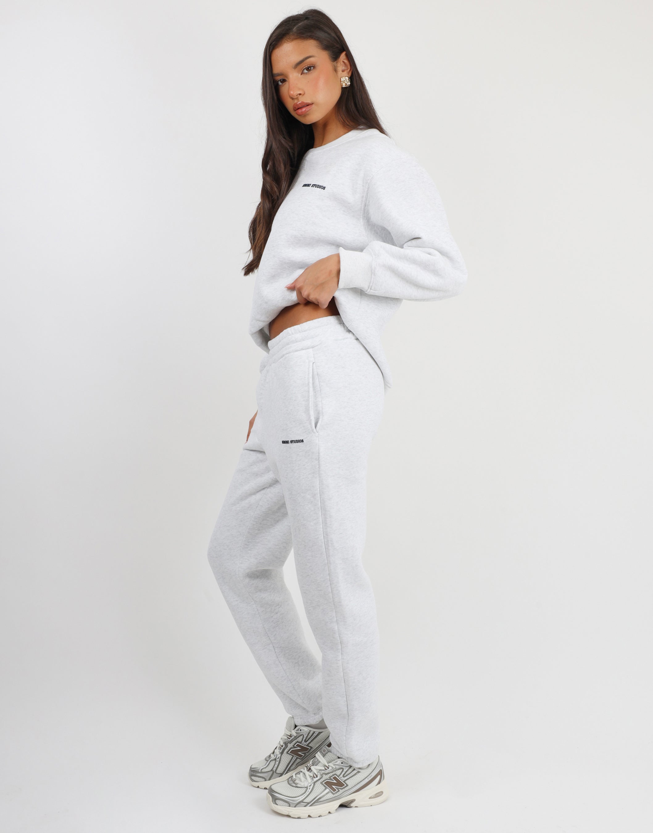 Ashby Simmi Studios Essentials Sweatshirt in Pebble Grey