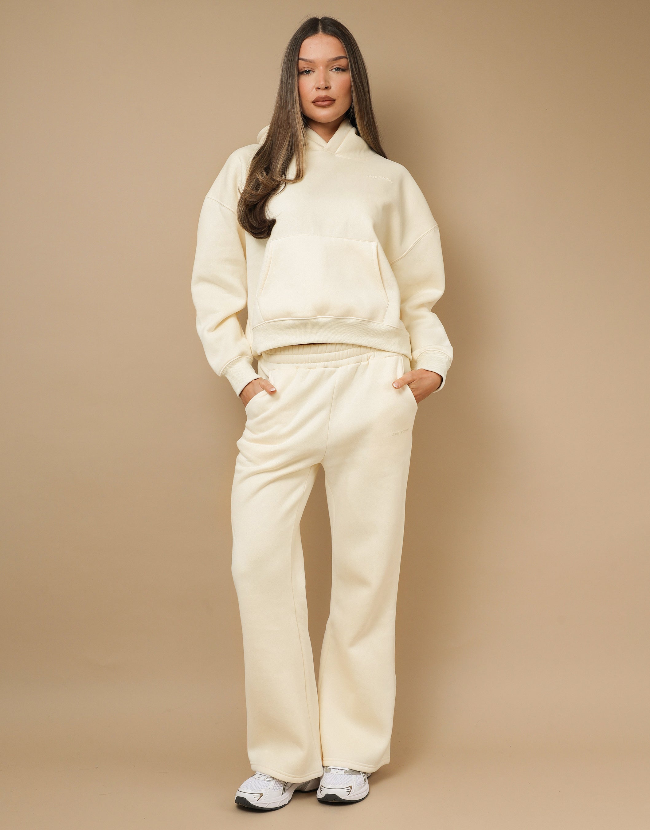 Colby Simmi Studios Essentials Joggers In Cream