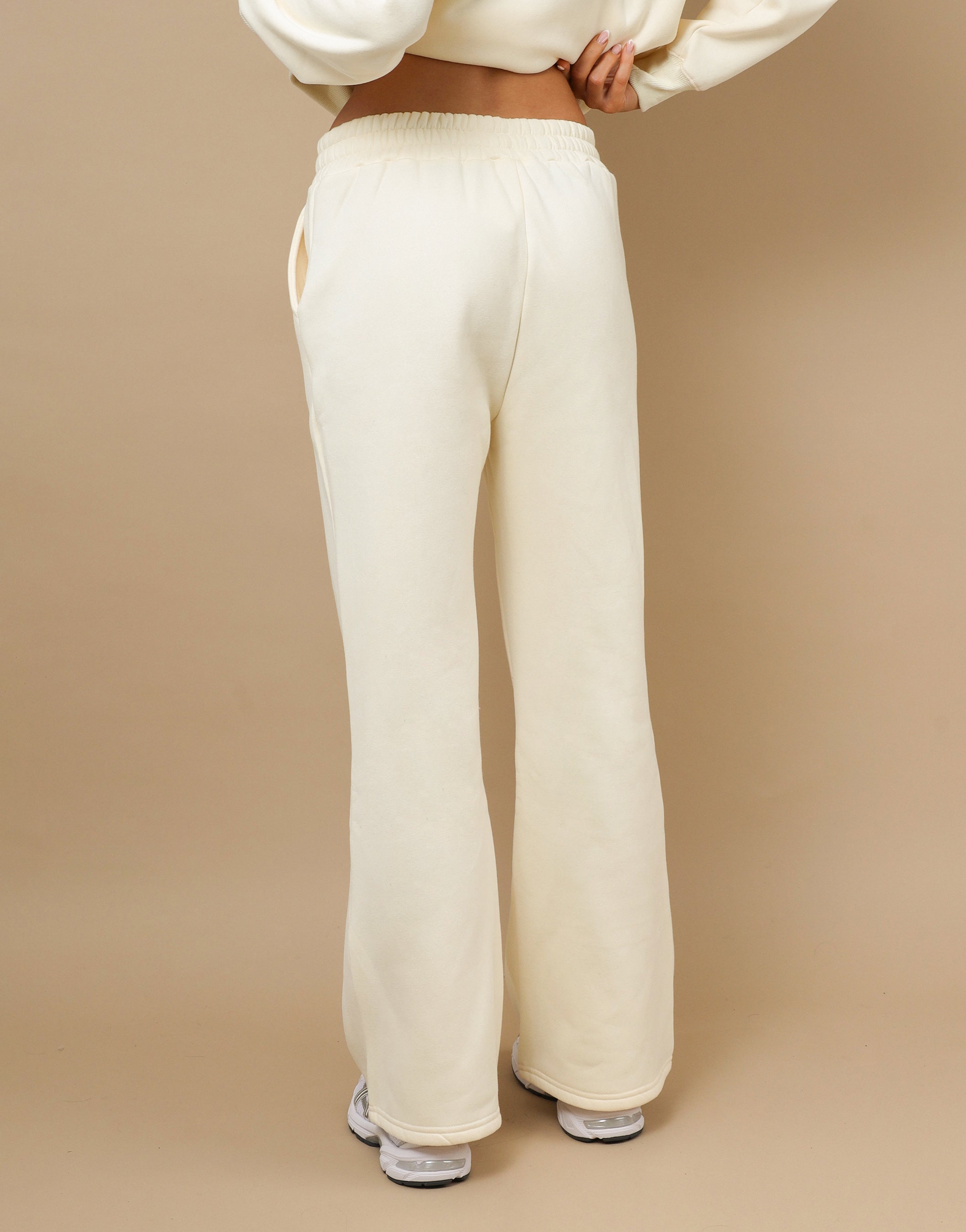 Colby Simmi Studios Essentials Joggers In Cream